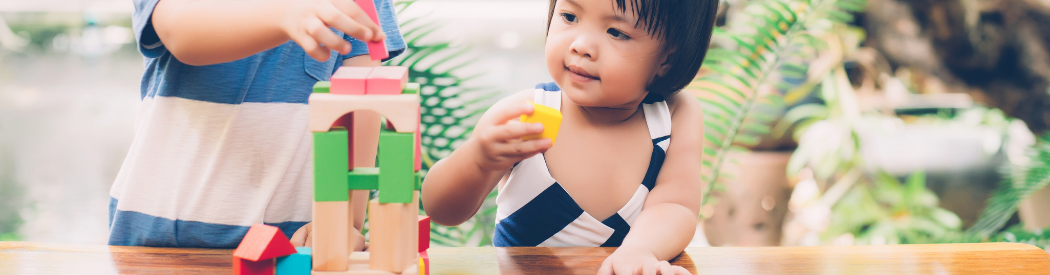 chldren buidling with blocks